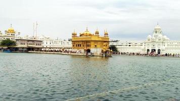 amritsar, punjab, indien, 29. november 2019, dukh bhanjani beri in sri harmandir sahib, wichtigster wallfahrtsort des sikhismus mit goldenem tempel, stechpalme sarovar und darbar sahib foto