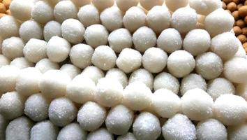 Coconut Sweet Laddoo oder Nariyal Laddoo ist ein beliebtes Festessen aus Indien. serviert über stimmungsvollem Hintergrund, selektiver Fokus foto