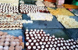 indische Süßigkeiten und Mithai in einem Tablett foto