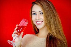 schöne Frau mit einem Glas Wein. foto