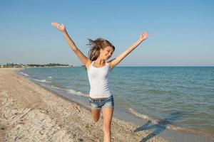 junges fröhliches Mädchen auf dem Meer foto