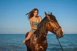 Frau auf Pferd foto