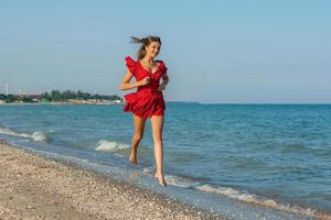 junge Frau läuft auf dem Meer foto