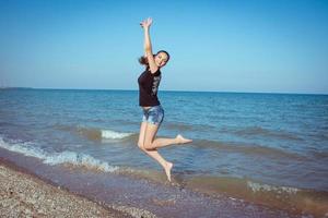 junges fröhliches Mädchen auf dem Meer foto
