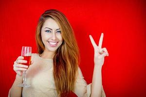 schöne Frau mit einem Glas Wein. foto