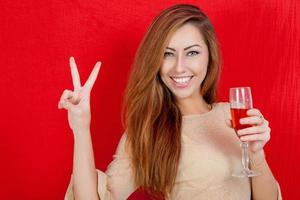 schöne Frau mit einem Glas Wein. foto