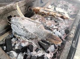 gegrillter Fisch auf Holzkohlegrill foto