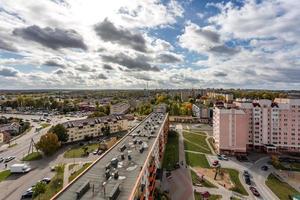 Panoramablick auf neues Quartier Hochhausgebiet Stadtentwicklung Wohnquartier im trüben Herbst aus der Vogelperspektive. Leben in einer Großstadt foto