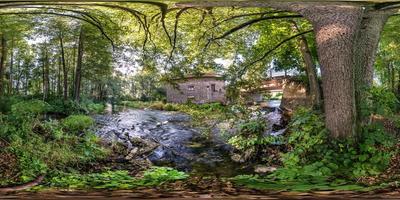 Vollständiges nahtloses sphärisches Hdri-Panorama 360-Grad-Winkelansicht in der Nähe der verlassenen Wassermühle schmaler schneller Fluss am sonnigen Morgen in äquirechteckiger Projektion mit Zenit und Nadir. vr ar-Inhalt foto