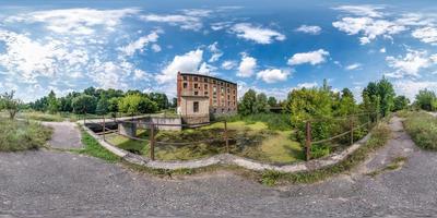 Vollständiges, nahtloses sphärisches HDRI-Panorama 360-Grad-Winkelansicht in der Nähe des Damms der alten Wassermühle in equirectangularer Projektion, vr ar-Virtual-Reality-Inhalt. Windkrafterzeugung. reine grüne Energie. foto