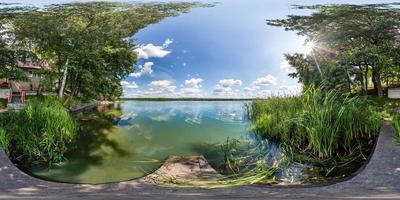 Vollständiges, nahtloses sphärisches HDRI-Panorama 360-Grad-Winkelansicht auf Holzsteg eines riesigen Sees oder Flusses an sonnigen, windigen Sommertagen zwischen den Büschen des Waldes in equirectangularer Projektion, vr-Inhalt