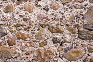 Oberfläche einer alten Mauer aus riesigen Steinen eines zerstörten Gebäudes foto