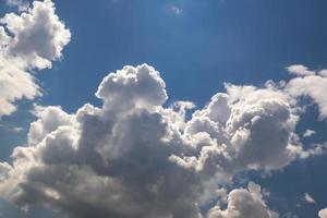 Hintergrund des blauen Himmels mit großen weißen winzigen Stratus-Zirrus-Streifenwolken foto