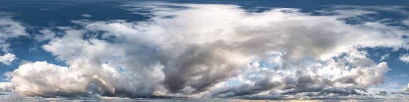 blauer Himmel mit schönen abendlichen Kumuluswolken. Nahtloses Hdri-Panorama 360-Grad-Winkelansicht mit Zenit zur Verwendung in der Grafik- oder Spieleentwicklung als Himmelskuppel oder Drohnenaufnahme bearbeiten foto