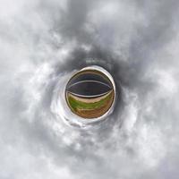 Little Planet Transformation von sphärischem Panorama 360 Grad. sphärische abstrakte luftaufnahme im feld mit fantastischen schönen wolken. Krümmung des Raumes. foto