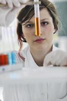 junge Frau im Labor foto