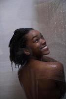 Afroamerikanerin in der Dusche foto