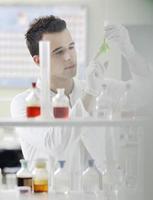 junger Wissenschaftler im Labor foto