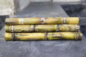 einige frische Zuckerrohrscheiben reihen sich auf den Boden foto