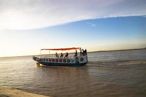 12. juli 2022 traditionelles reiseboot im padma fluss - bangladesch foto