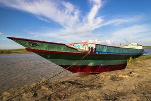 buntes traditionelles reiseboot in bangladesch foto