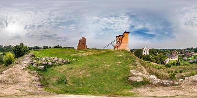 Nahtloses sphärisches Hdri-Panorama 360-Grad-Blick auf den hohen Hang in der Nähe der Mauer der Burgruine des Großherzogtums Litauen mit Blick auf das Dorf von der gleichrechteckigen Bergprojektion, für VR-Inhalte foto