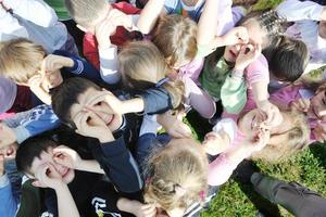 Vorschulkinder im Freien haben Spaß foto