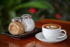 Latte Art Kaffee auf Holztisch foto
