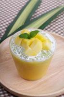 thailändisches Dessert aus Tapioka-Perlenpudding mit Mango foto