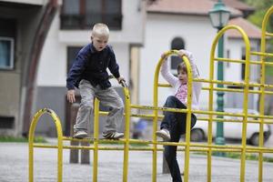 glücklicher bruder und schwester im freien im park foto