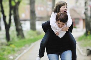 glückliches Mädchen und Mutter im Freien foto