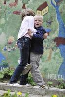 glücklicher bruder und schwester im freien im park foto