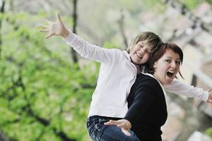 glückliches Mädchen und Mutter im Freien foto