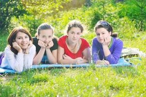 Kindergruppe im Freien foto