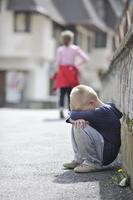 Trauriger einsamer Junge auf der Straße foto