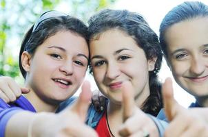 Teenager-Mädchengruppe im Freien foto