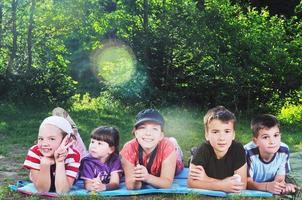 Kindergruppe im Freien foto