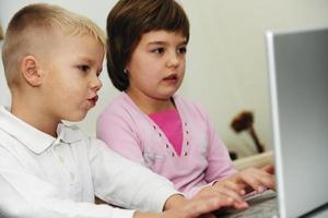 kinder haben spaß und spielen auf dem laptop foto