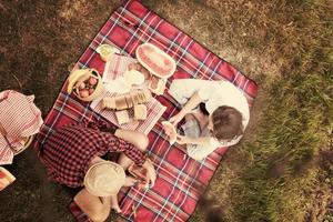 Draufsicht des Paares, das Picknickzeit genießt foto