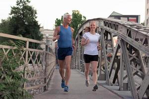 paar draußen joggen foto