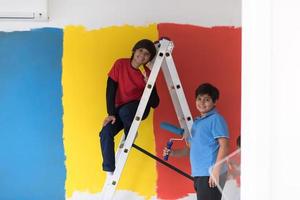 Jungen malen Wand foto