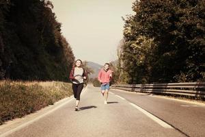 junges Paar Joggen entlang einer Landstraße foto