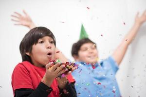 Kinder blasen Konfetti foto