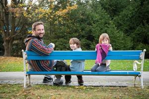 Vater und Kind amüsieren sich gemeinsam im Park foto