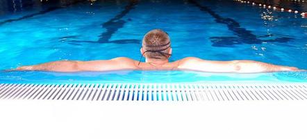 .Schwimmer mit weit geöffneten Armen foto