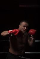 professioneller Kickboxer im Trainingsring foto