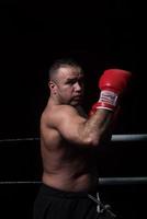 professioneller Kickboxer im Trainingsring foto