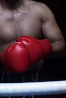 Kickboxer mit Fokus auf die Handschuhe foto