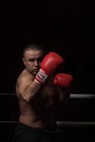 professioneller Kickboxer im Trainingsring foto