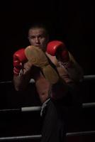 professioneller Kickboxer im Trainingsring foto